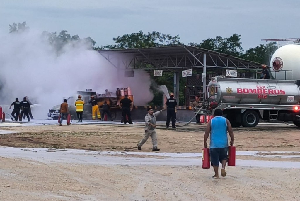 Contin&uacute;an investigaciones tras incendio en planta de gas, en Tizim&iacute;n
