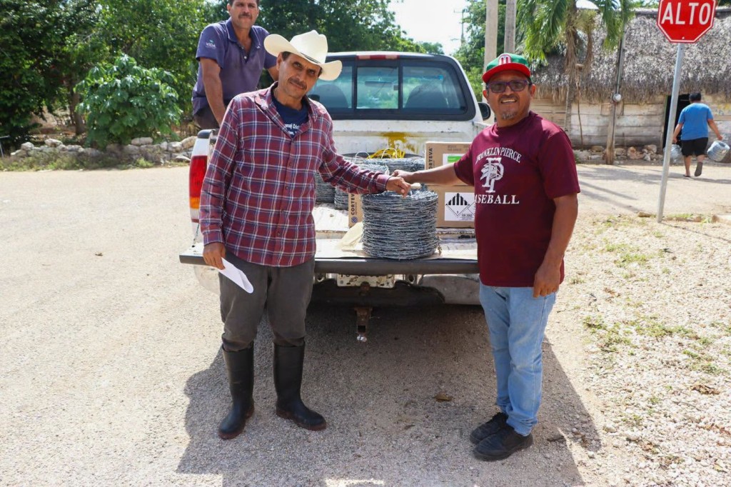 Entregan insumos y herramientas a productores tizimileños