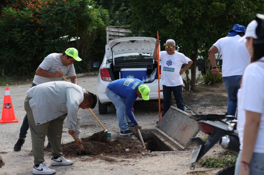 Dan mantenimiento a la red pluvial con megaoperativo en Salvador Alvarado Sur