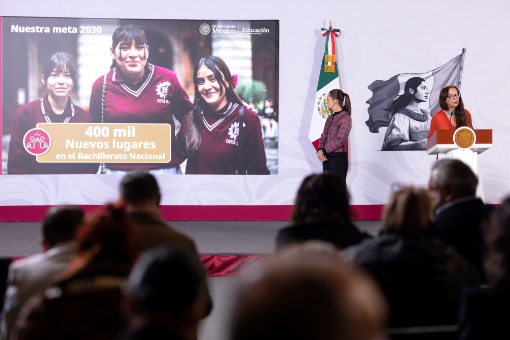 Anuncia Claudia Sheinbaum consulta a docentes sobre propuesta de regulación de uso de celulares en las escuelas