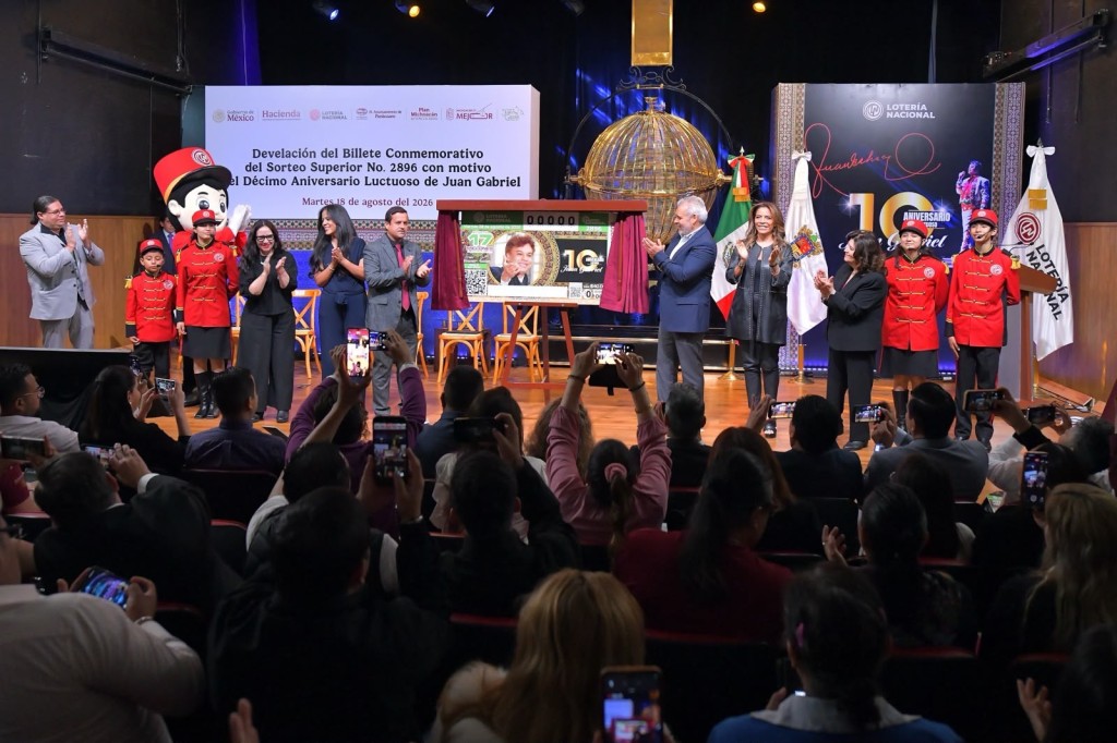 La titular de Lotería, Olivia Salomón, y el gobernador de Michoacán, Alfredo Ramírez, develan billete en honor a Juan Gabriel “el amor eterno de México”