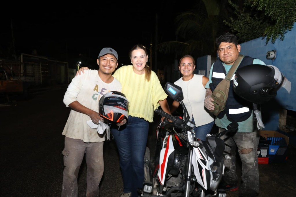Entrega Cecilia Patr&oacute;n equipo de protecci&oacute;n a m&aacute;s de 2 mil repartidores en motocicleta