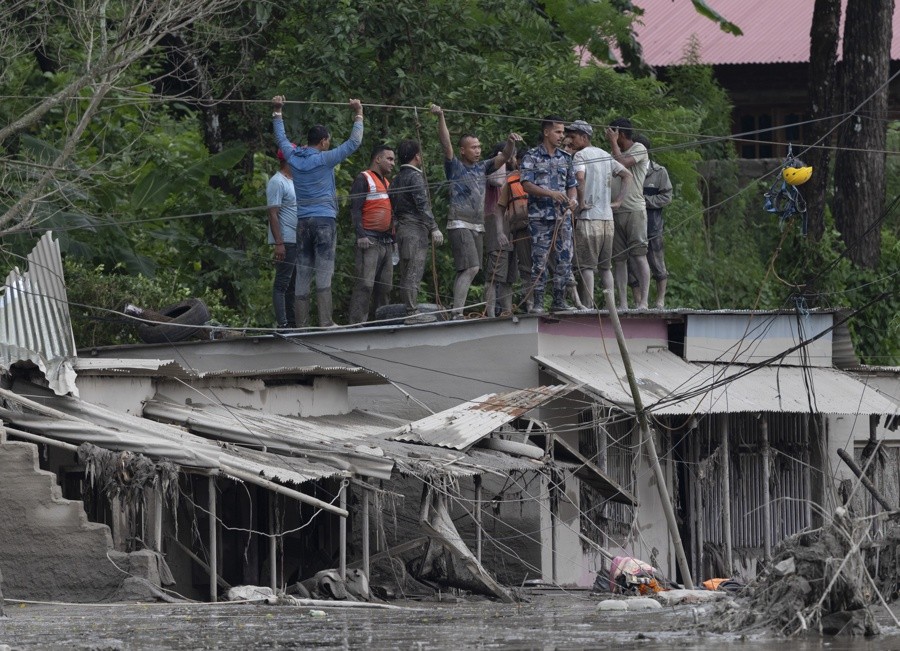 Asciende a 392 la cifra de fallecidos por las inundaciones en Nepal