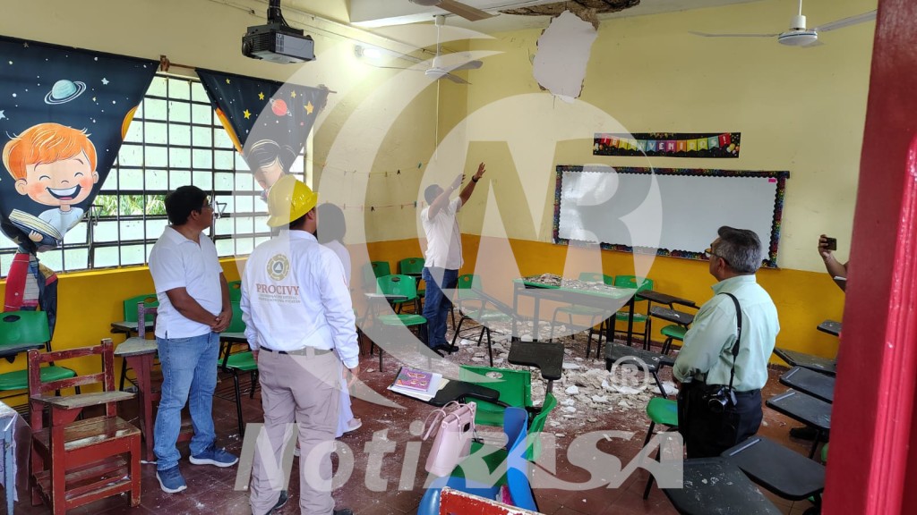 Evalúan daños estructurales de primaria de Tizimín donde se desprendió el plafón de un techo