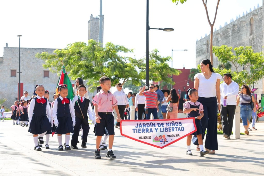 Encienden preescolares de Tizimín el espíritu patrio, con vistoso desfile