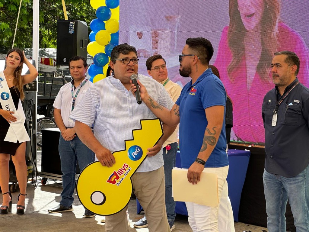 Premian con vehículo del año a cliente de Súper Willys