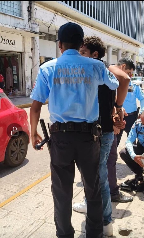 Detención a plena luz del día, en el centro de Mérida