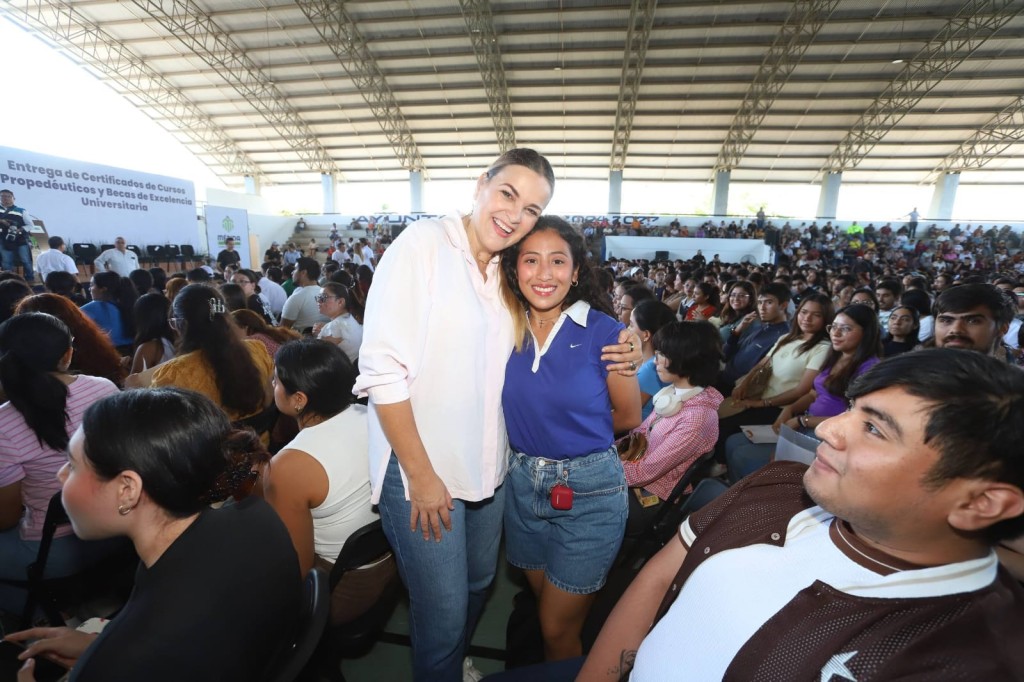 Anuncia Cecilia Patrón becas a jóvenes universitarios meridanos.