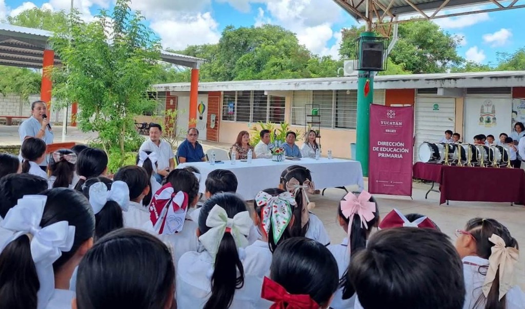 La escuela Otilia López, de Tizimín, recibió instrumentos de Banda de Guerra