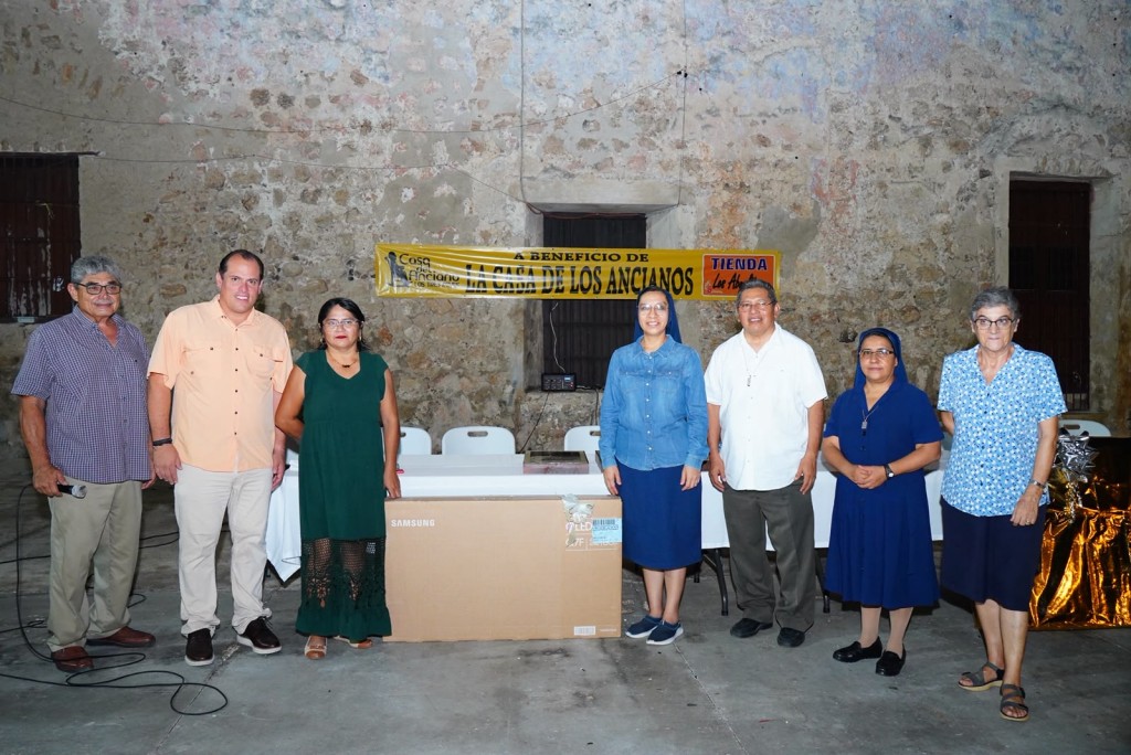Entregan auto a ganador de rifa organizada por la Casa del Anciano de Tizimín