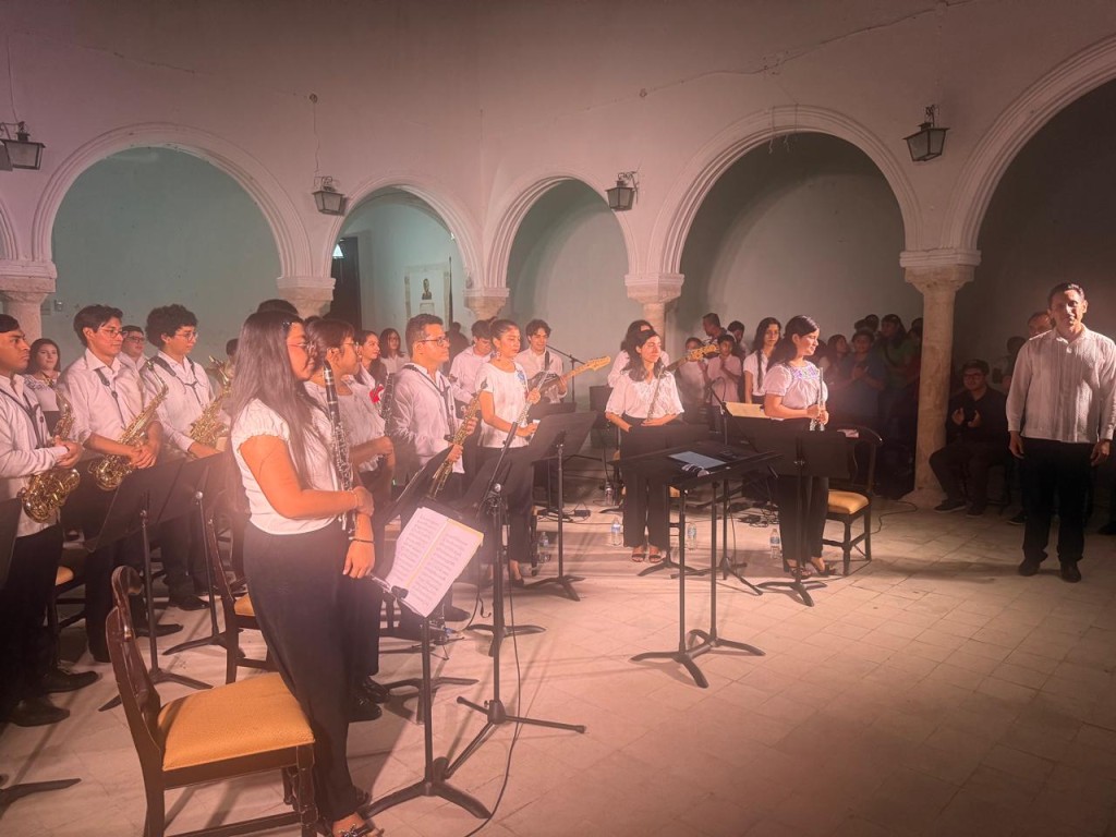 Vibrante concierto de la Banda Sinfónica de la UNAY, en Espita