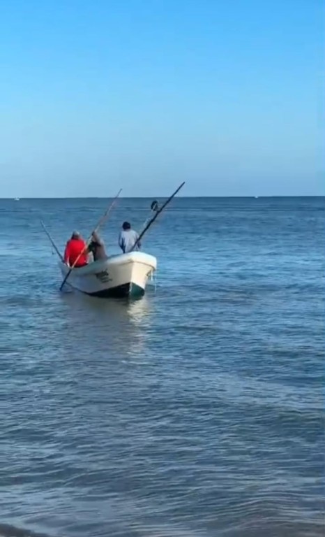 Rescatan a tres pescadores perdidos