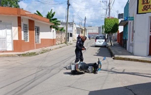 Choca patrulla de Calotmul con motocicleta en tizim&iacute;n y una mujer resulta lesionada