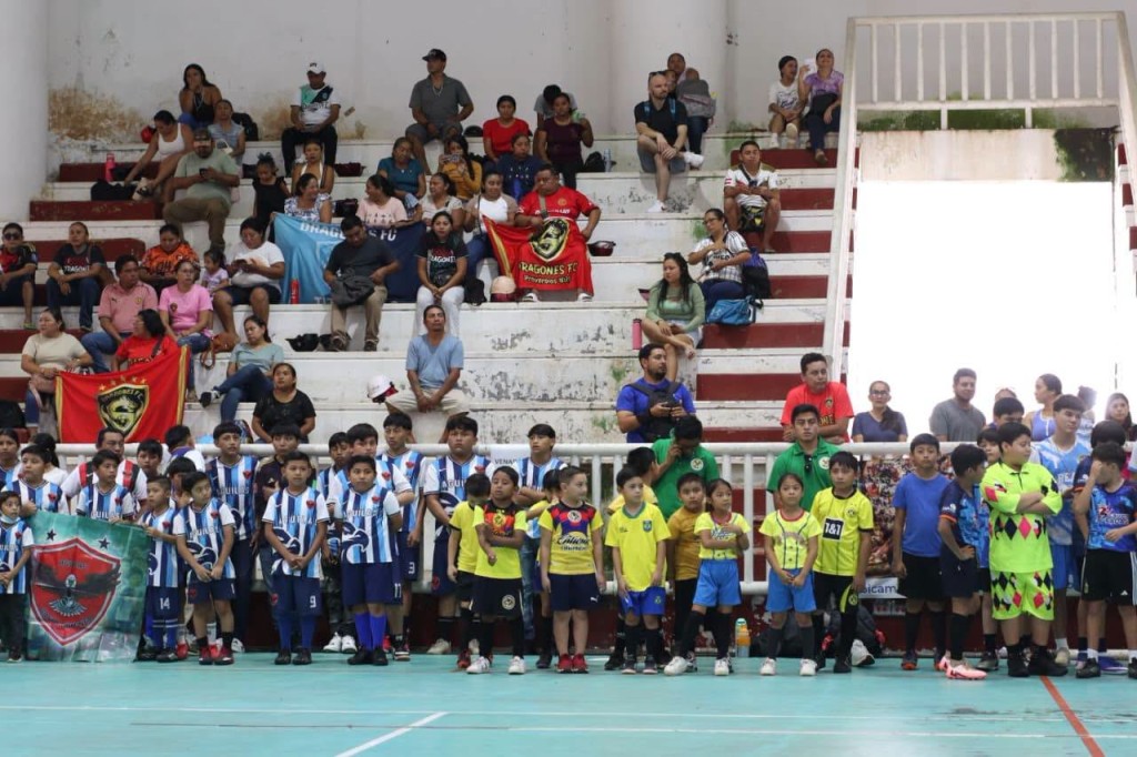 Dan vida 705 ni&ntilde;os y j&oacute;venes al torneo de Liga Municipal de F&uacute;tbol, en Tizim&iacute;n