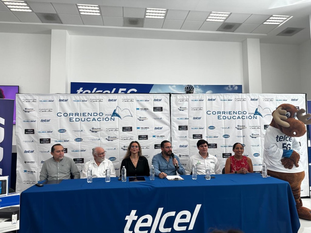 Entrega Fundación Telmex Telcel apoyos a la UADY y al DIF Mérida