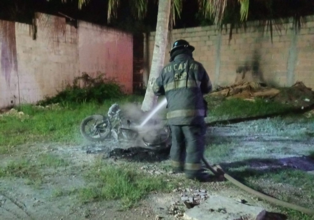 Se incendia motocicleta en el estacionamiento de un bar, en Tizimín