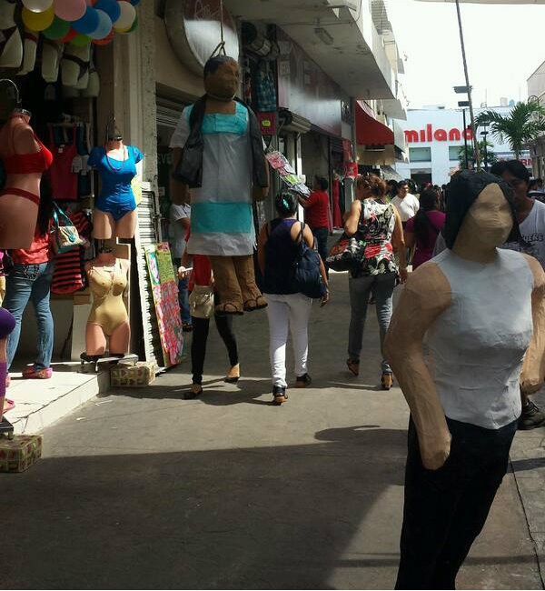 Aparecen piñatas humanas en el “Pasaje Emilio Seijo” Aparecen piñatas humanas en el “Pasaje Emilio Seijo”