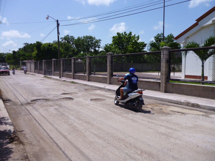 Tizimín: Calle con baches afecta zona escolar \r\n\r\n Tizimín: Calle con baches afecta zona escolar \r\n\r\n