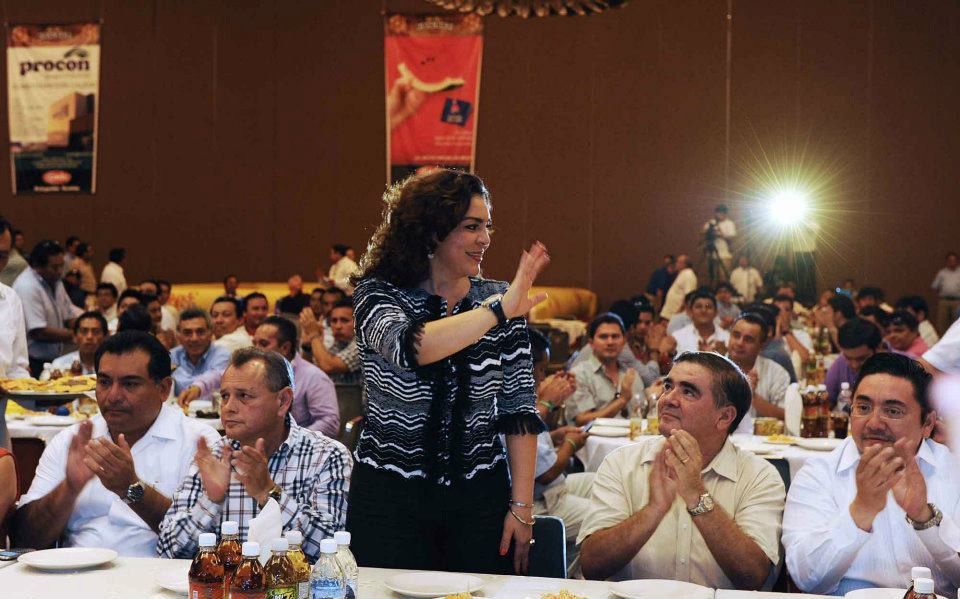 Celebra gobernadora con los ingenieros Celebra gobernadora con los ingenieros