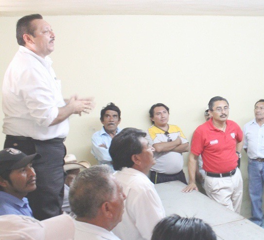 Valladolid: Roger Alcocer construyó un puente con los ejidatarios Valladolid: Roger Alcocer construyó un puente con los ejidatarios