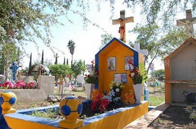 TIZIMIN: Familiares se ocupan personalmente de retocar bóvedas de sus difuntos. TIZIMIN: Familiares se ocupan personalmente de retocar bóvedas de sus difuntos.