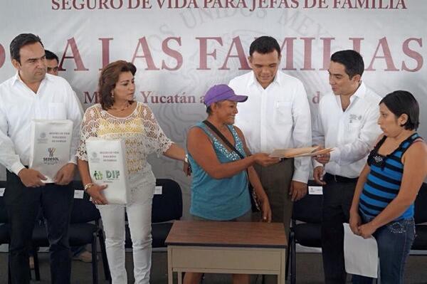 Se suman instituciones en Yucatán a favor del seguro de vida para jefas de familia Se suman instituciones en Yucatán a favor del seguro de vida para jefas de familia