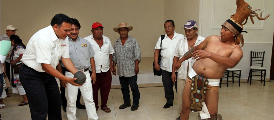 Yucatecos por decisión se reúnen con Rolando Zapata Bello Yucatecos por decisión se reúnen con Rolando Zapata Bello