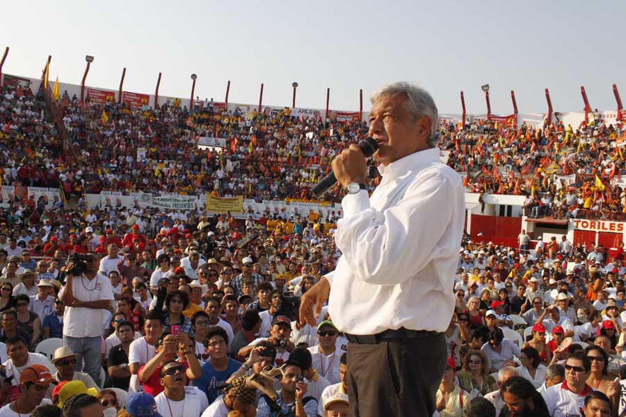 López Obrador aplaude la rebeldía de los jóvenes. López Obrador aplaude la rebeldía de los jóvenes.