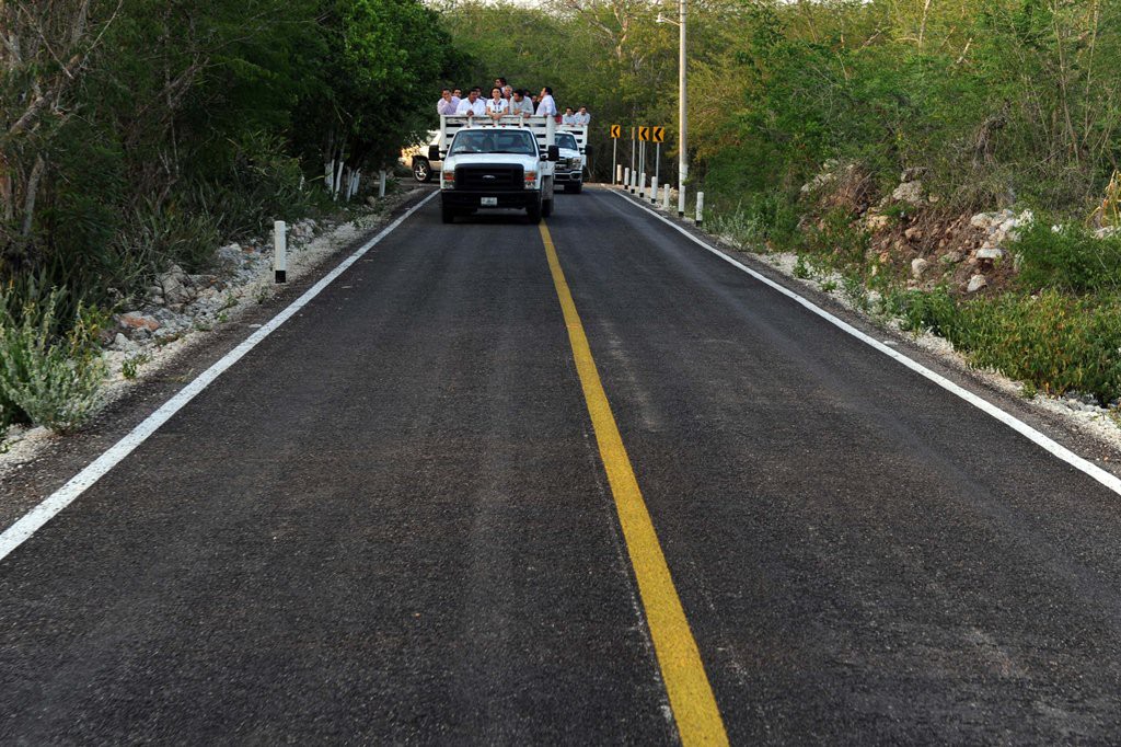 Une importante carretera ruta de los cenotes Une importante carretera ruta de los cenotes