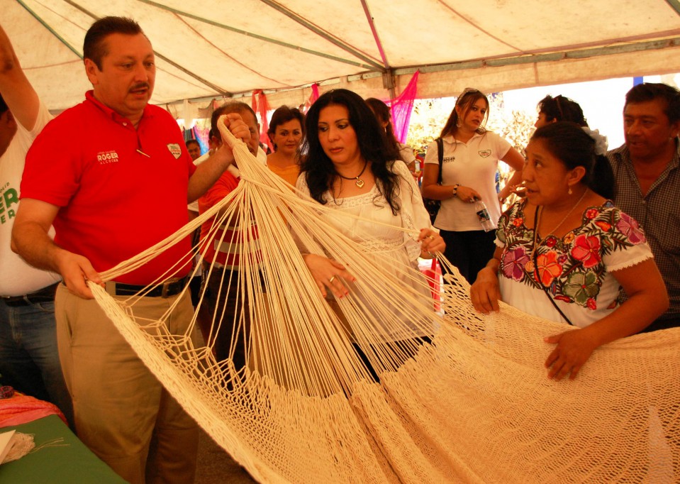 Valladolid: Roger Alcocer y su familia recorren colonias y comisarias construyendo puentes de comunicación Valladolid: Roger Alcocer y su familia recorren colonias y comisarias construyendo puentes de comunicación