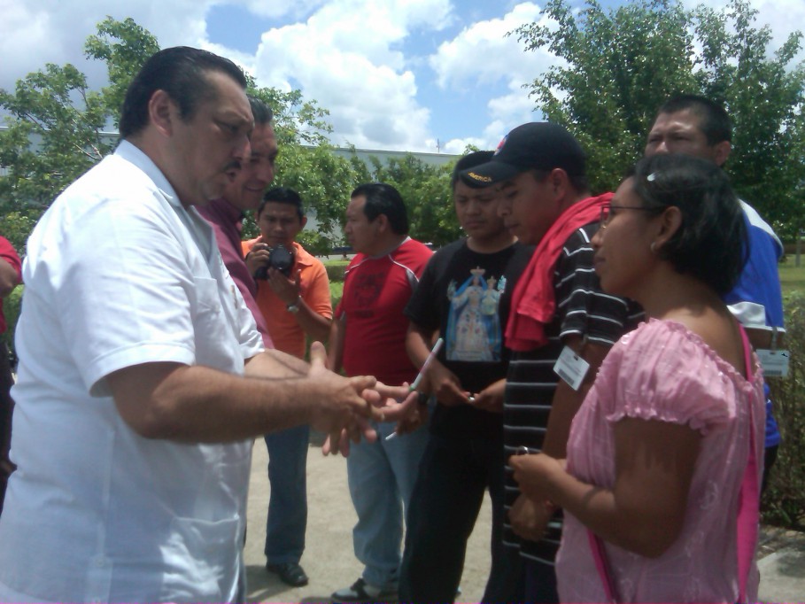 Valladolid: Trabajadores de Hong Ho reciben la visita de Roger Alcocer Valladolid: Trabajadores de Hong Ho reciben la visita de Roger Alcocer