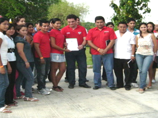 Valladolid: Jóvenes universitarios se convierten en guardianes ecológicos y se unen a la campaña de Roger Alcocer Valladolid: Jóvenes universitarios se convierten en guardianes ecológicos y se unen a la campaña de Roger Alcocer
