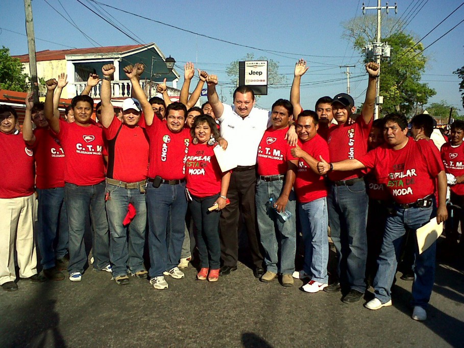 Valladolid: Trabajadores encabezados por Roger Alcocer desfilaron este día del trabajo\r\n Valladolid: Trabajadores encabezados por Roger Alcocer desfilaron este día del trabajo\r\n