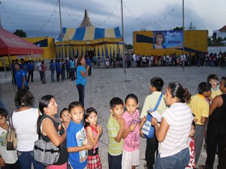 Tizimin: Bertha Trejo consiente a los niños en su día Tizimin: Bertha Trejo consiente a los niños en su día