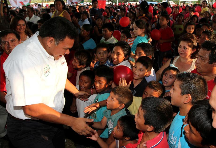 Festejan a niños en el Rolobús Festejan a niños en el Rolobús
