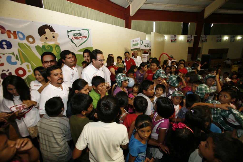 Niños de Mérida celebran con Nerio Torres Niños de Mérida celebran con Nerio Torres
