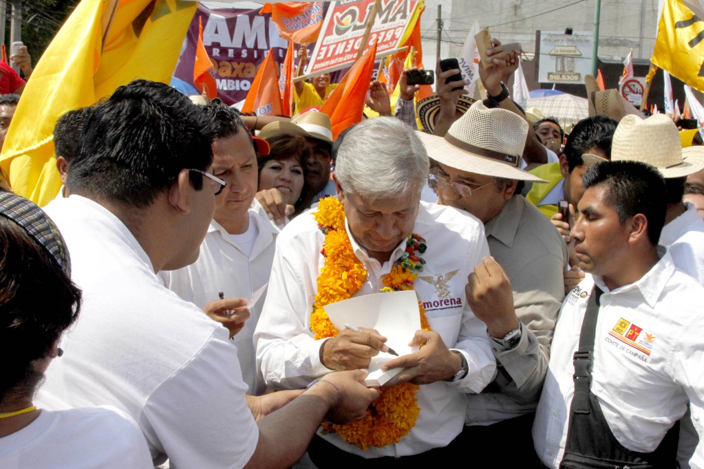 AMLO ofrece en Oaxaca comunicar los 570 municipios AMLO ofrece en Oaxaca comunicar los 570 municipios