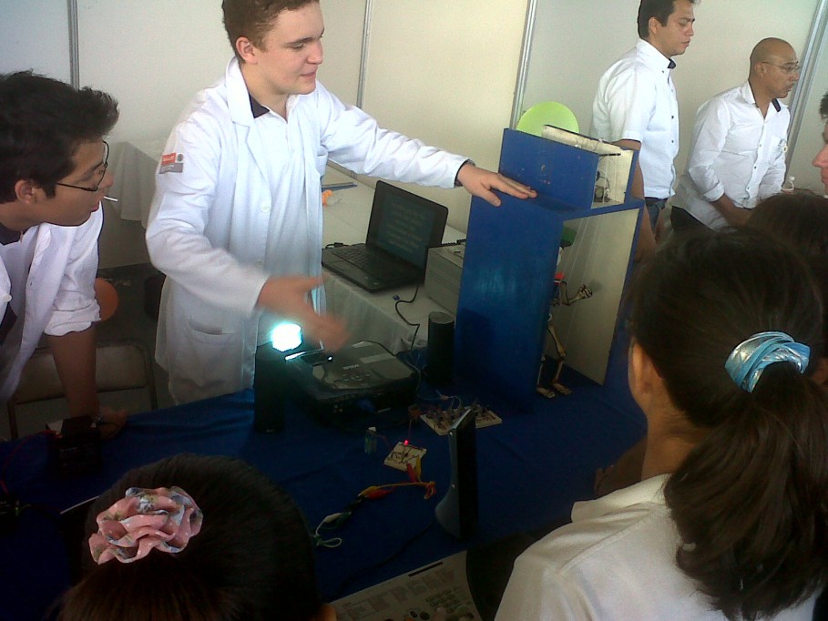 Energía, fuego y agua se fusionan en Feria de Ciencias de la Modelo Energía, fuego y agua se fusionan en Feria de Ciencias de la Modelo