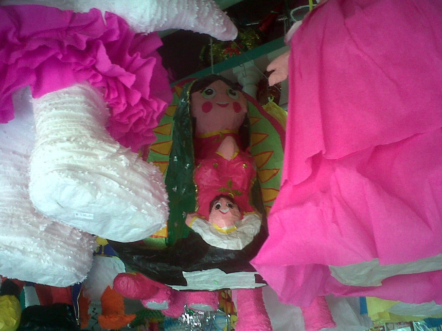 Llaman meridanos sacrilegio romper una piñata de la Virgen de Guadalupe Llaman meridanos sacrilegio romper una piñata de la Virgen de Guadalupe