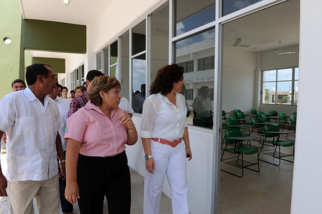 Entrega de aulas didácticas en la preparatoria estatal N° 8 Carlos Castillo Peraza. Entrega de aulas didácticas en la preparatoria estatal N° 8 Carlos Castillo Peraza.