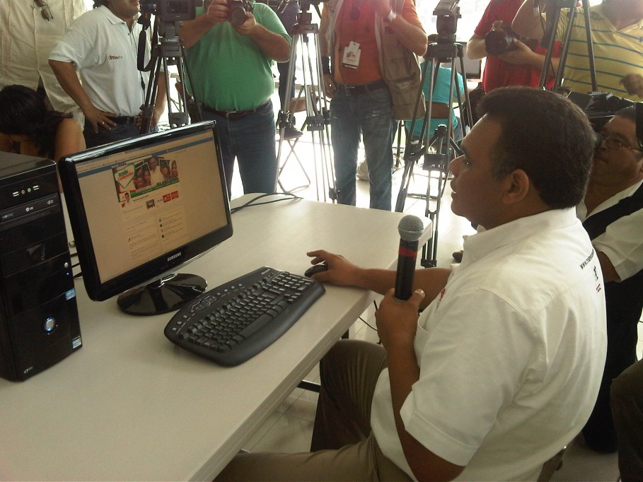 Rolando Zapata Bello presenta su página de internet Rolando Zapata Bello presenta su página de internet