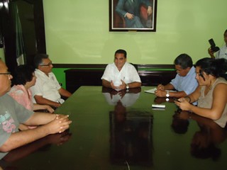 Junta del alcalde de Valladolid con ex trabajadores despedidos del cenote zaci. Junta del alcalde de Valladolid con ex trabajadores despedidos del cenote zaci.