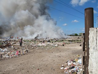 Fuego consume un basurero completo en Tizimín Fuego consume un basurero completo en Tizimín