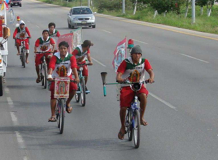 Antorchistas de Kinchil visitan Chiapas en una singular bicicleta Antorchistas de Kinchil visitan Chiapas en una singular bicicleta