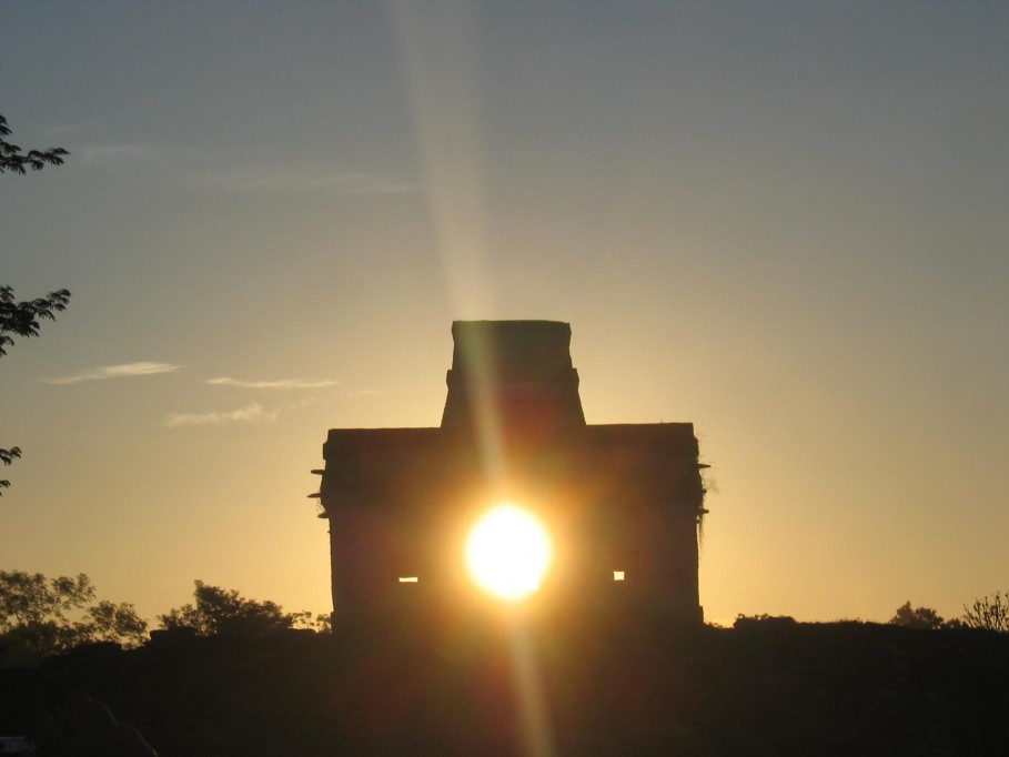 Un bello amanecer en la zona arqueológica de Dzibilchaltún Un bello amanecer en la zona arqueológica de Dzibilchaltún