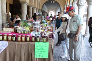 Yucatecos artesanos exponen sus productos en los bajos del palacio municipal. Yucatecos artesanos exponen sus productos en los bajos del palacio municipal.
