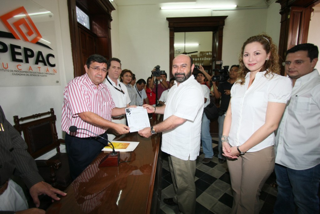 PRI entrega su plataforma electoral al IPEPAC PRI entrega su plataforma electoral al IPEPAC