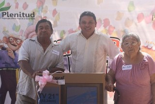 Festejan a un grupo de abuelitos, como parte de del programa plenitud Festejan a un grupo de abuelitos, como parte de del programa plenitud
