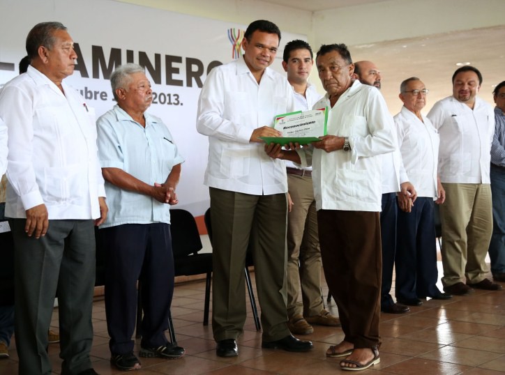 El gobernador Rolando Zapata entrega estímulos a trabajadores en el día del Caminero El gobernador Rolando Zapata entrega estímulos a trabajadores en el día del Caminero