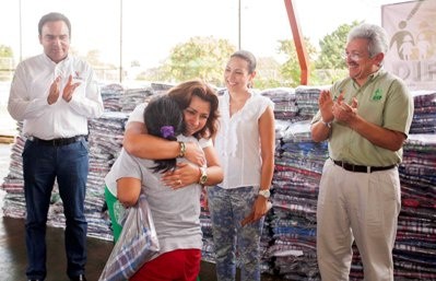 Apoyan con cobertores a personas de la capital yucateca Apoyan con cobertores a personas de la capital yucateca